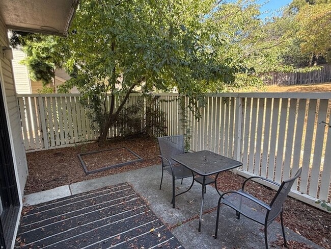 Building Photo - 3-Bedroom Hilltop Village Home w/ Bonus Am...