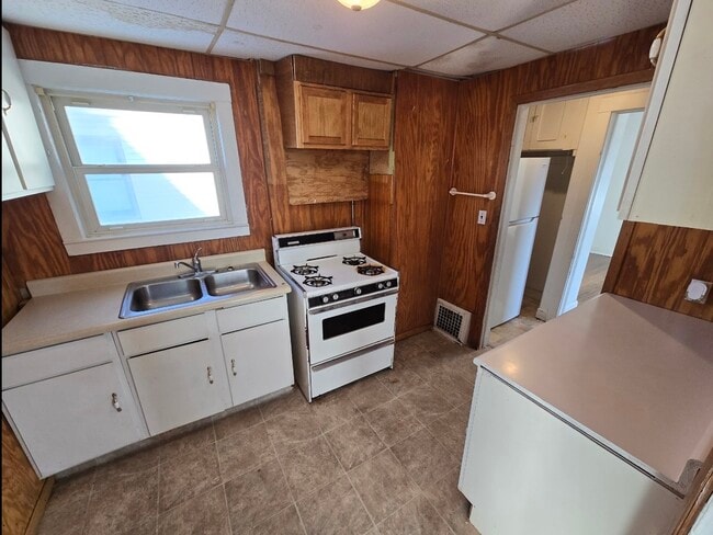 Building Photo - 3905 18th Ave