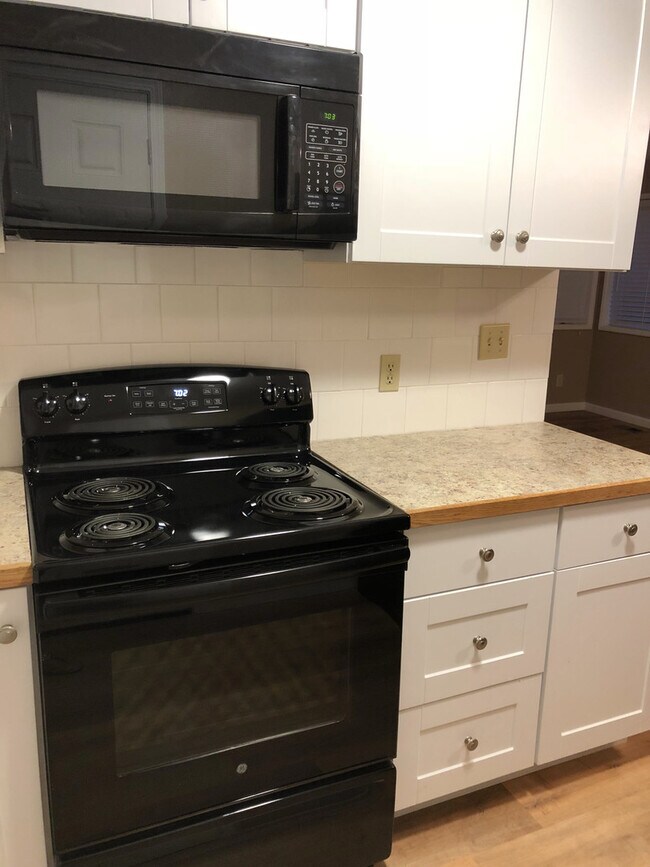 Building Photo - Nicely Remodeled 2 Bedroom 1 bath in NW Corvallis W/Storage Shed