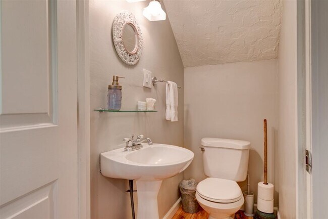 Building Photo - Beautifully Renovated 5 Bedroom Farmhouse outside of Newberg