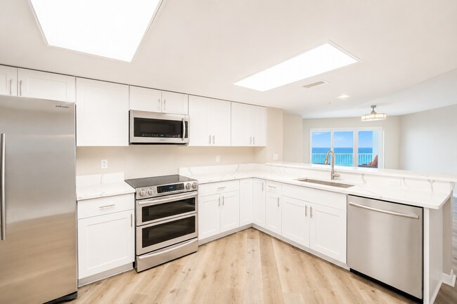Building Photo - Elegance and Beachfront Living