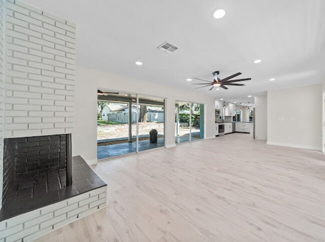 Building Photo - Completely Renovated 3/2 in Lake Conway Es...