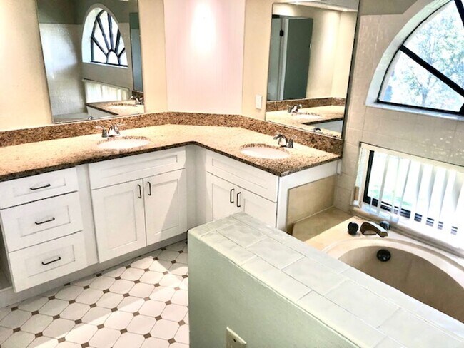 Building Photo - Available for move in February 2026!! Nice corner 2bed/2bath condo on 2nd floor with a spacious b...