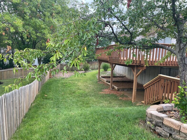 Building Photo - 914 Shandra Dr