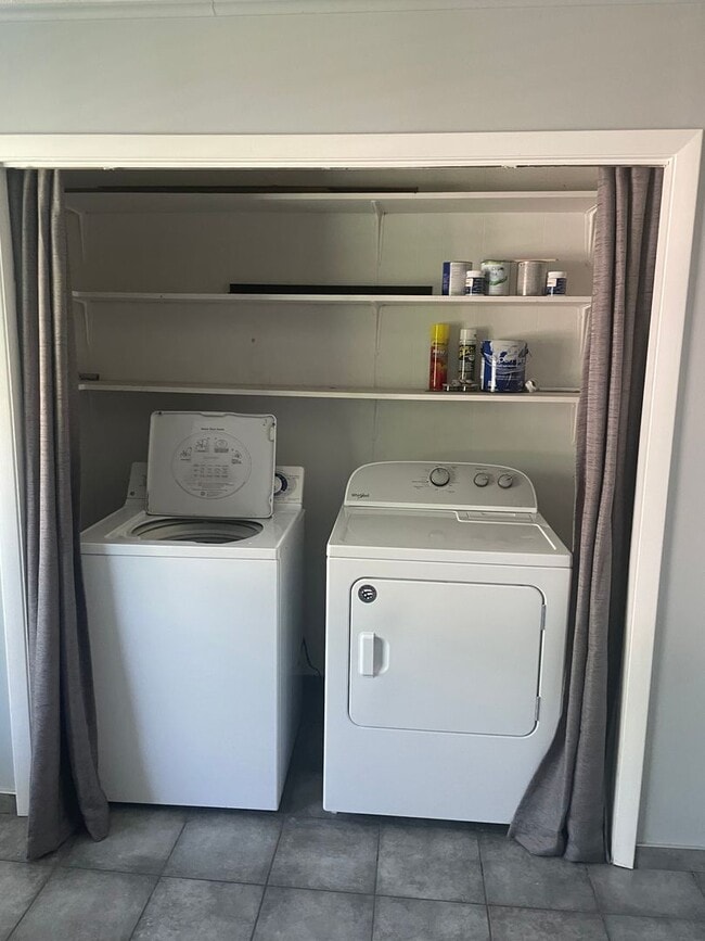 Building Photo - Three bedroom 1 1/2 bath ranch home