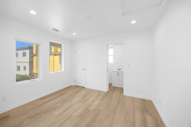 Building Photo - 308 N Catalina Ave