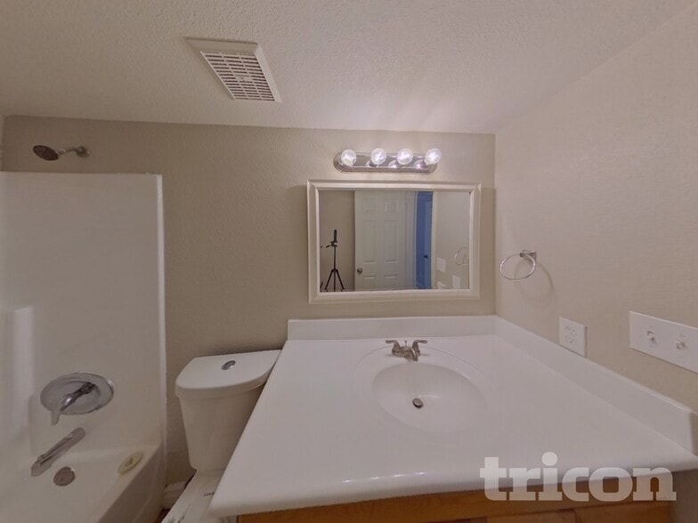 Building Photo - 1128 E Jensen St