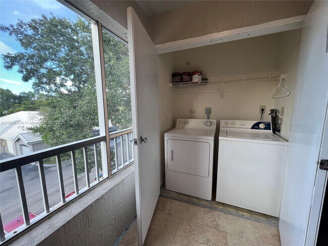 Building Photo - 2820 N Oakland Forest Dr