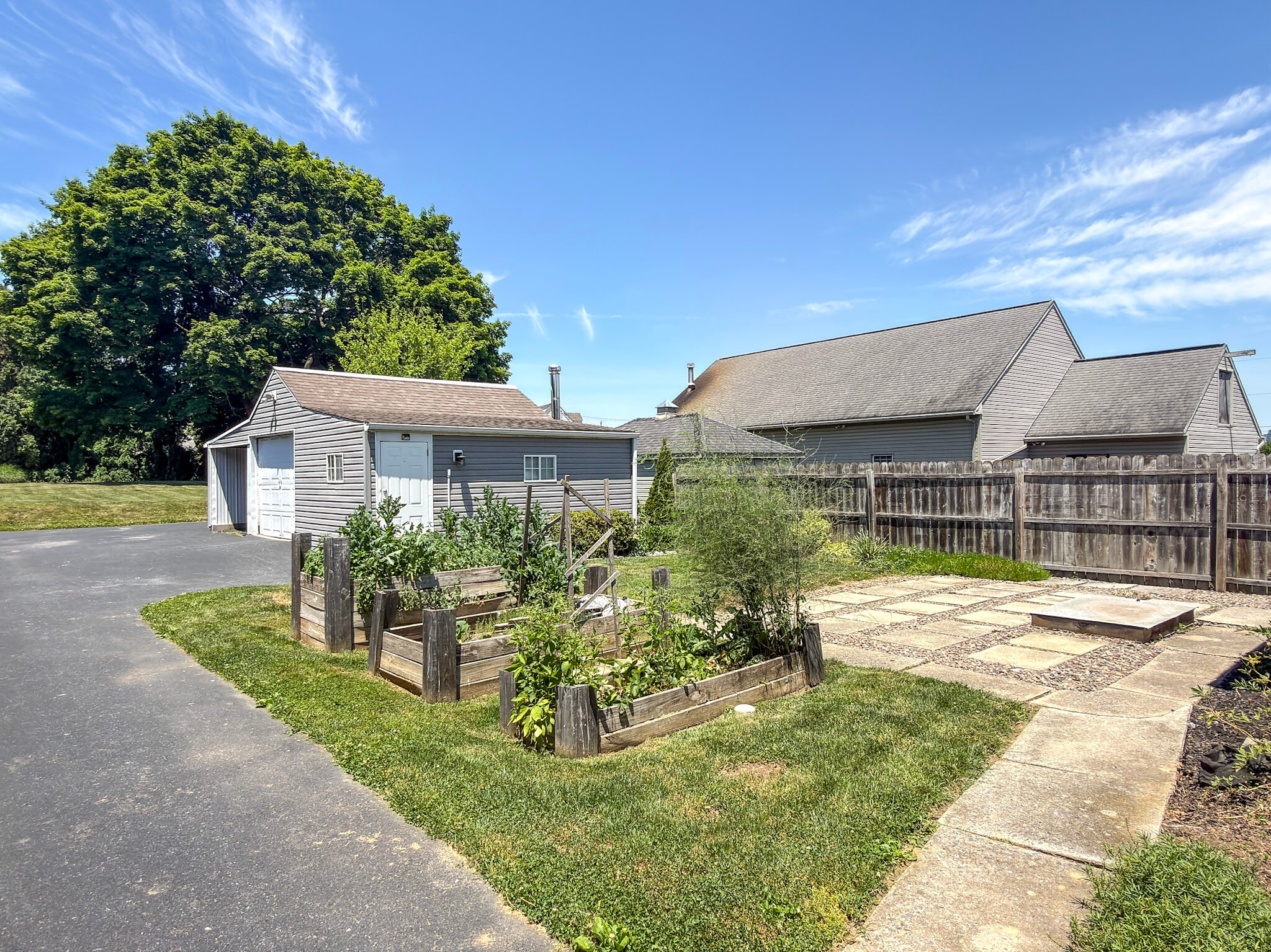 Building Photo - 247 S Reamstown Rd