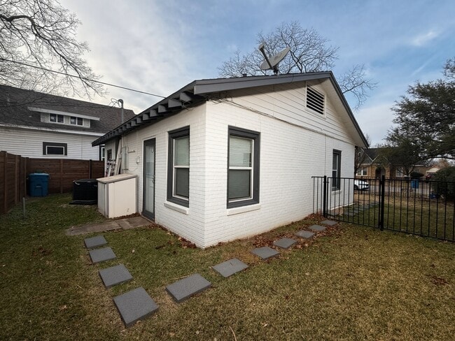 Building Photo - 504 W Gandy St