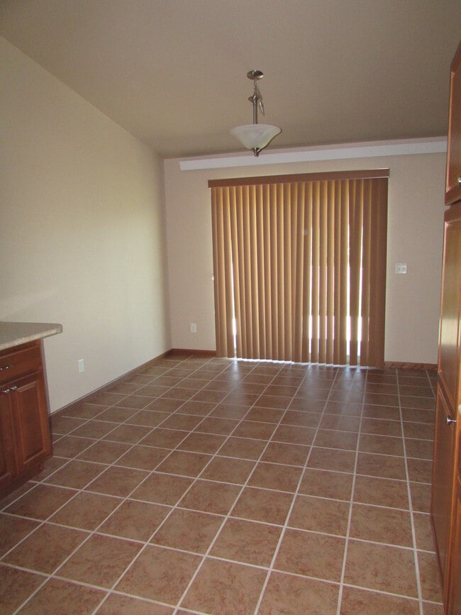 Building Photo - 2 BEDROOM | 2 BATH | DOUBLE GARAGE | SOUTH