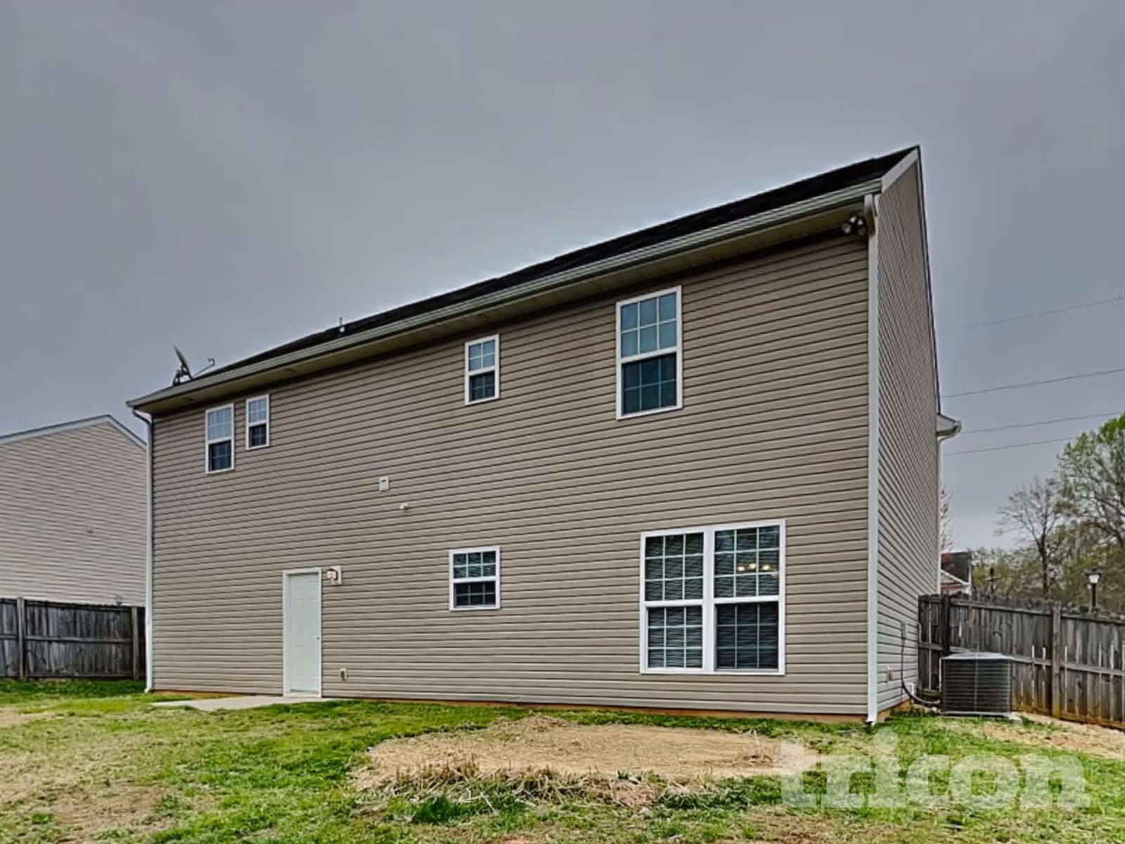 Building Photo - 2092 Roscommon Dr