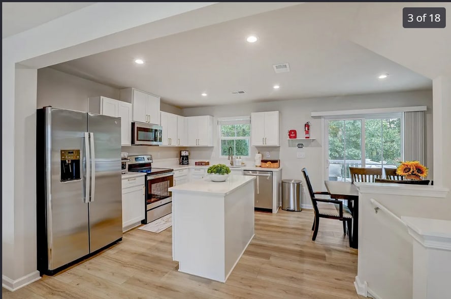 Kitchen - 1001 Cyprus Ct