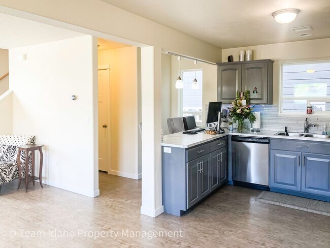 Building Photo - Single Family Home with Attached Garage