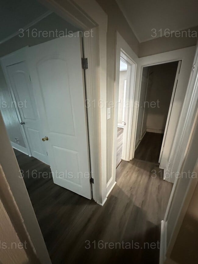 Building Photo - $1250 - 4 bed 2 bath - Multi Family Home