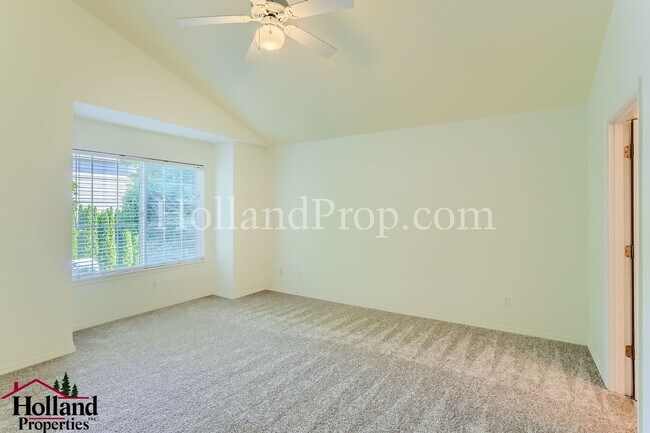 Building Photo - Charming and Comfortable Townhouse in Bethany Area!