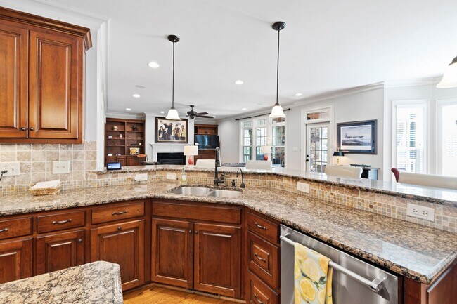 Building Photo - Elegant 5 bedroom home in Bedford!