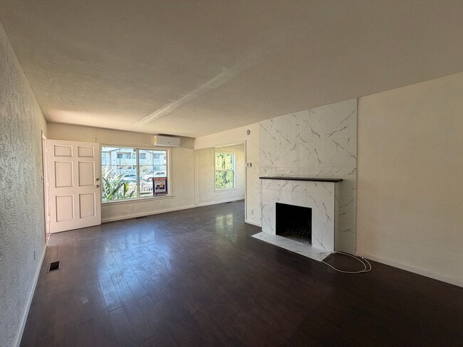 Building Photo - ***$400 Off the first 3 months*** Charming 3-Bedroom Home with a spacious yard and modern ameniti...