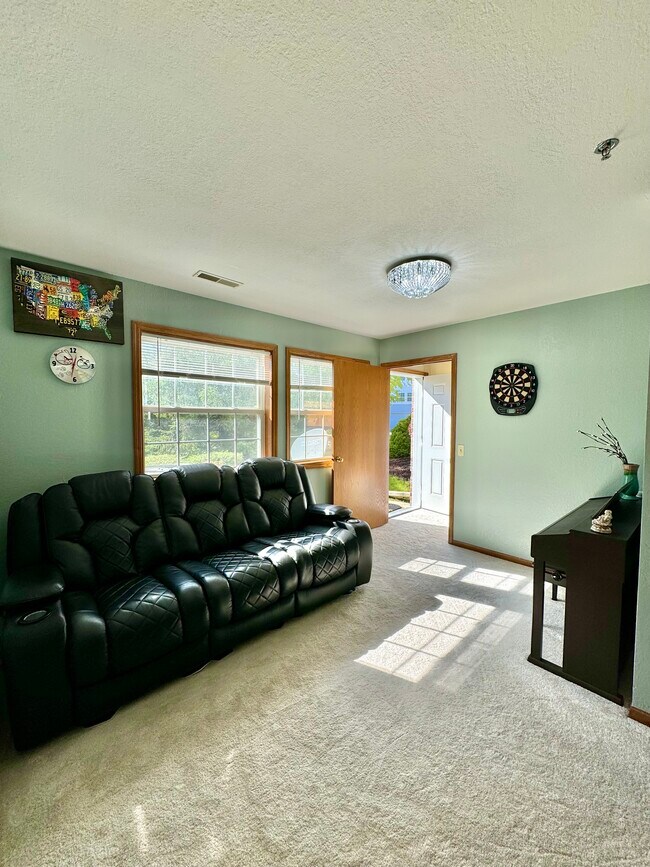 Building Photo - 367 Kristin Ct E