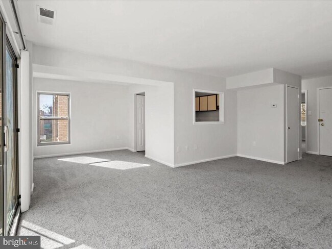 Building Photo - 33 Canterbury Square