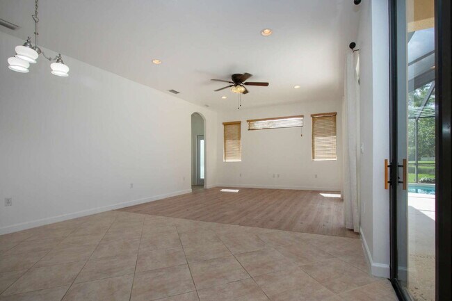Building Photo - Luxurious Lakefront Living: Spacious 4-Bedroom Home with Pool and Guest Suite in Lakewood Ranch