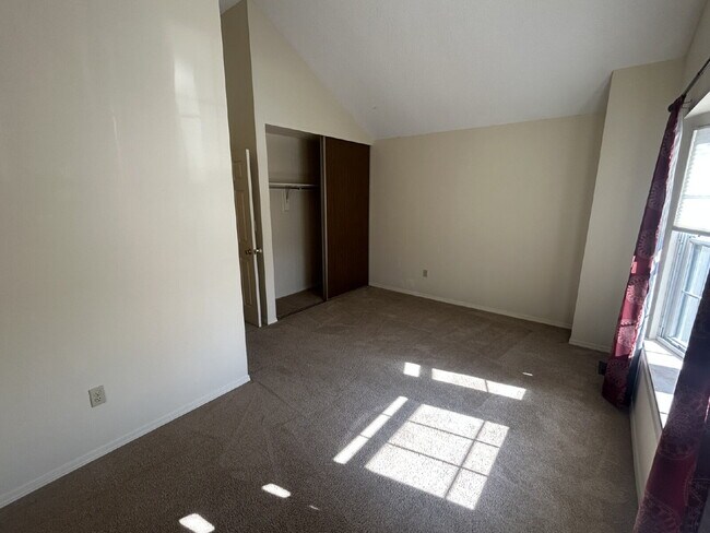 Building Photo - "Charming 2-Bed Condo Retreat with 2.5 Baths in Littleton - 1000 Sq Ft of Comfort!"  Available Now!