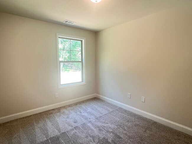 Building Photo - Beautifully Done & Brand New 4BD/2.5 Home in Jones Co.