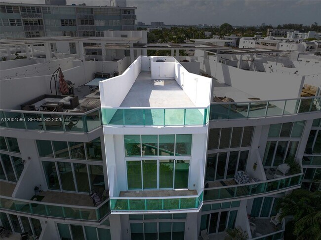 Building Photo - 2000 Bay Dr