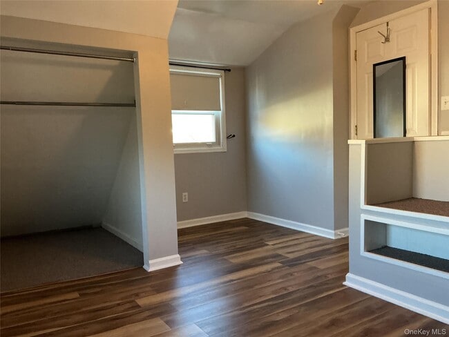 Building Photo - 4 Hitchcock Ln