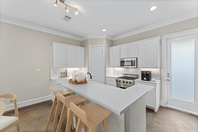 Building Photo - Chic M Streets townhome near shopping & di...
