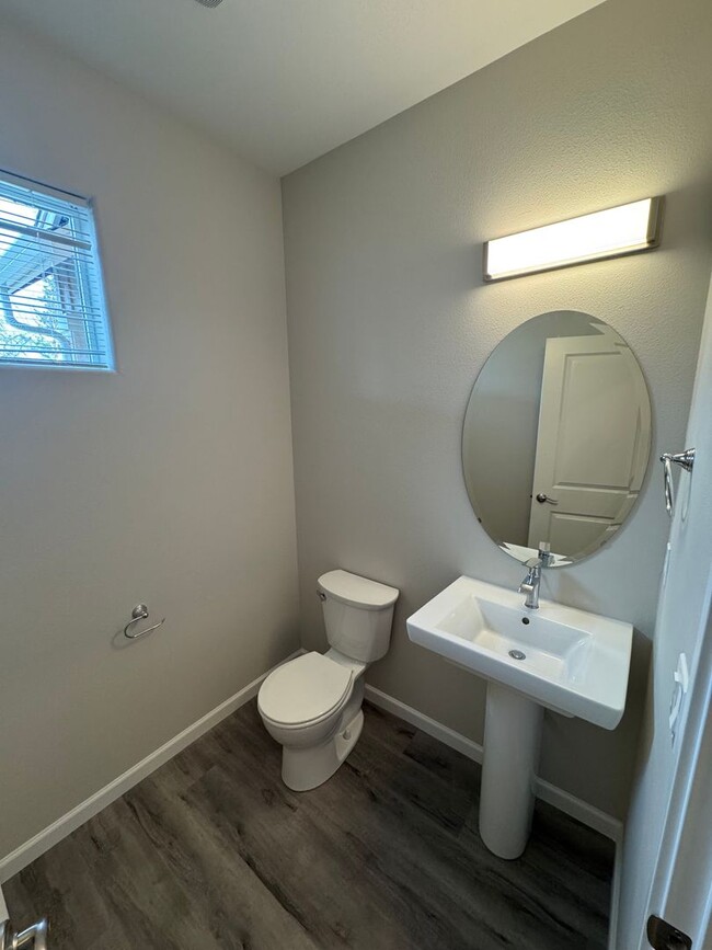 Building Photo - Brand New 4 Bed / 2.5 Bath Duplex! $250 Am...