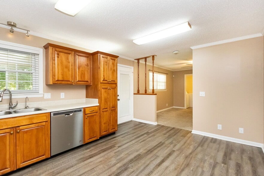 Building Photo - 8260 Oxford Dr