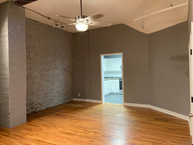 Living area - 750 W Broad St