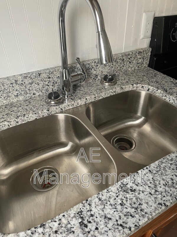 Building Photo - 163 Choate St