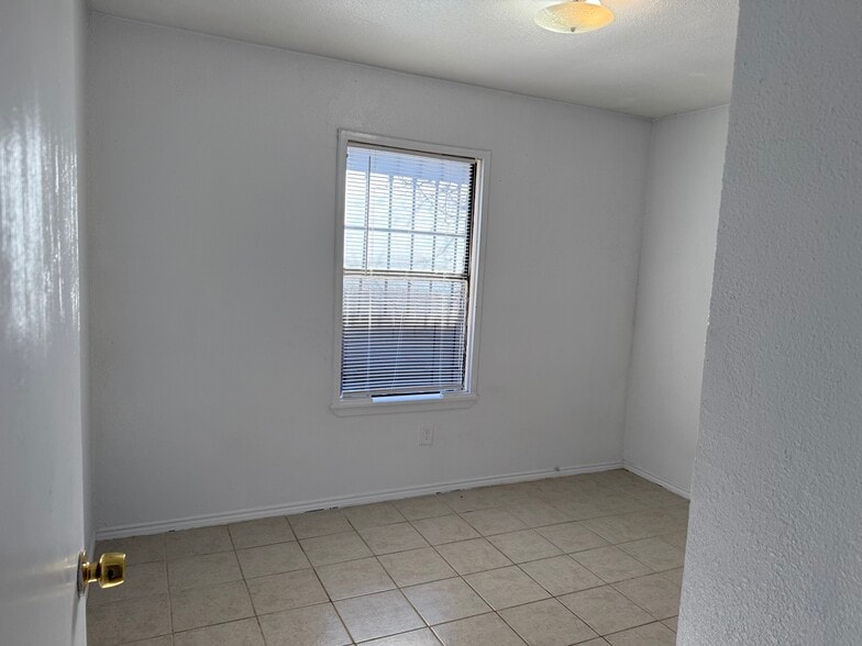 Building Photo - 2934 Chestnut Ave