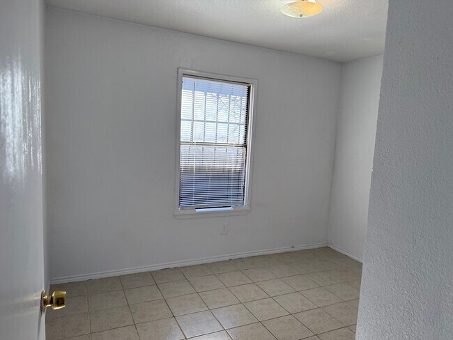 Building Photo - 2934 Chestnut Ave