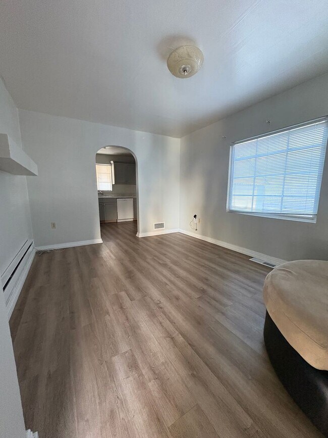 Building Photo - 39-43 W 880 N