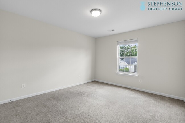 Building Photo - Freshly Remodeled 5 Bedroom with Primary B...