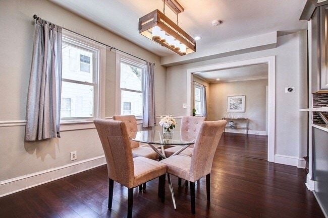 Building Photo - Gorgeous 5 BED + 3.5 Ba in Main House, 1 + 1 in BSMT, 1 + 1 above garage  in the Heart of Downtow...