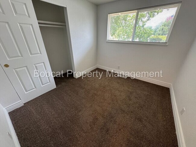 Building Photo - 700 Cottonwood Dr