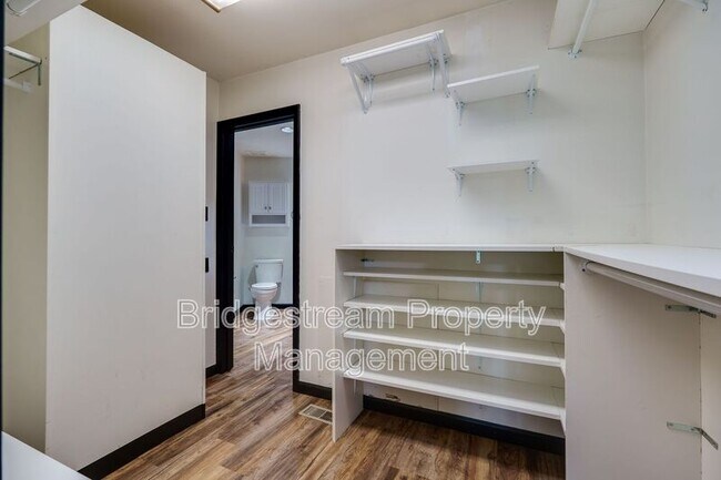 Building Photo - 1382 Hickoryview Ct