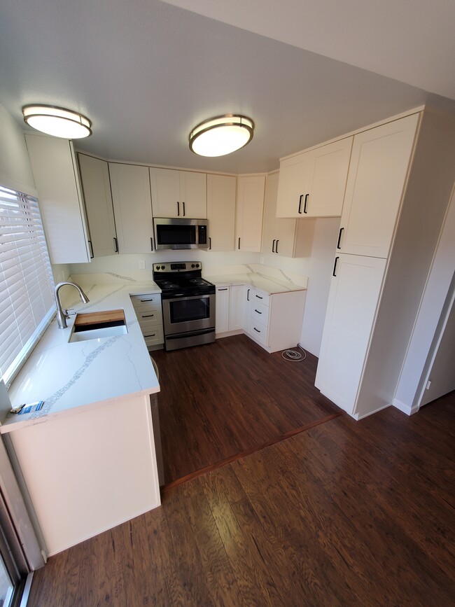 Kitchen - 541 W Alton Ave