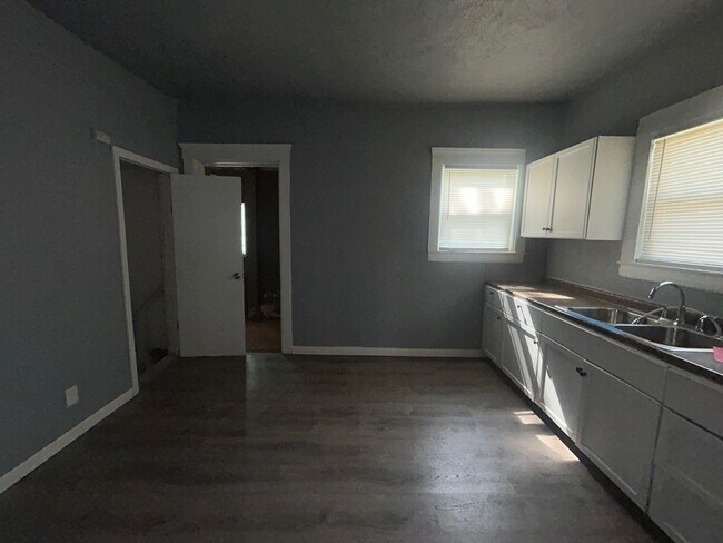 Building Photo - Charming 3-Bedroom Property in Prime Location