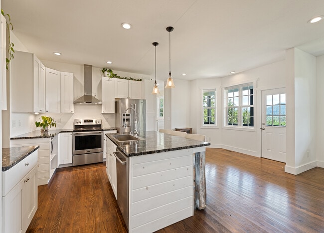 Building Photo - 179 Goldfinch Ln