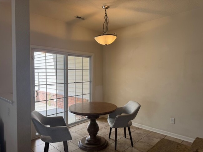 Building Photo - Beautifully Maintained 3-Bedroom Townhome ...