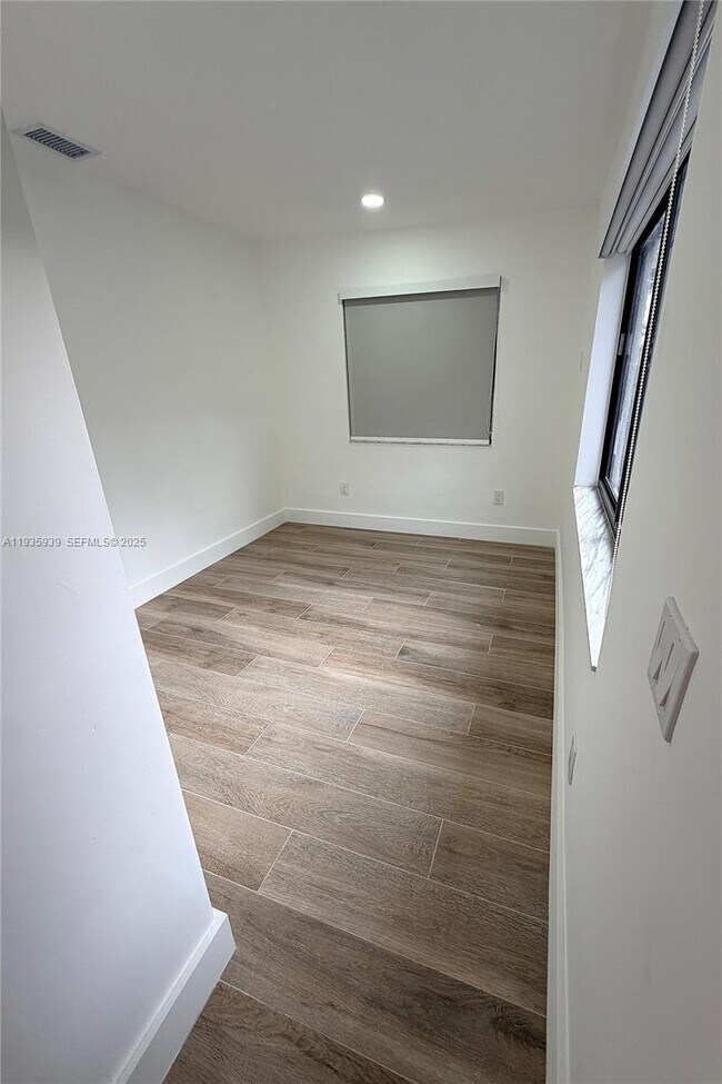 Building Photo - 1526 SW 65th Ave