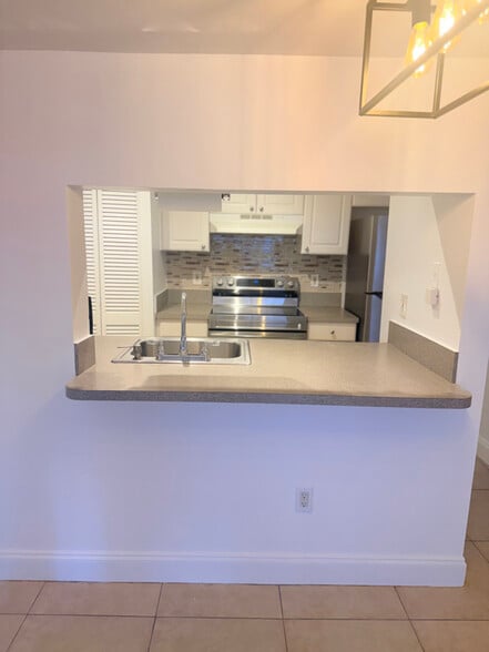 Building Photo - 9720 Hammocks Blvd