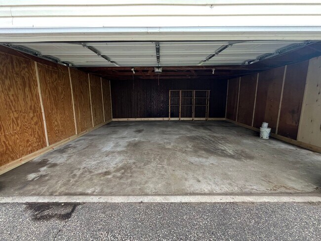 Building Photo - Gorgeous 2 Bedroom House with Massive Two Car Garage! Apply Today!