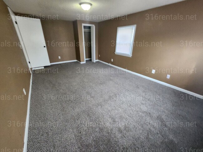 Building Photo - $1,050 - 3 bedroom/ 1 bathroom Single Family Home