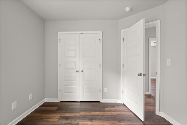 Building Photo - 4 bed / 2.5 bath in Gainesville! Retreat a...